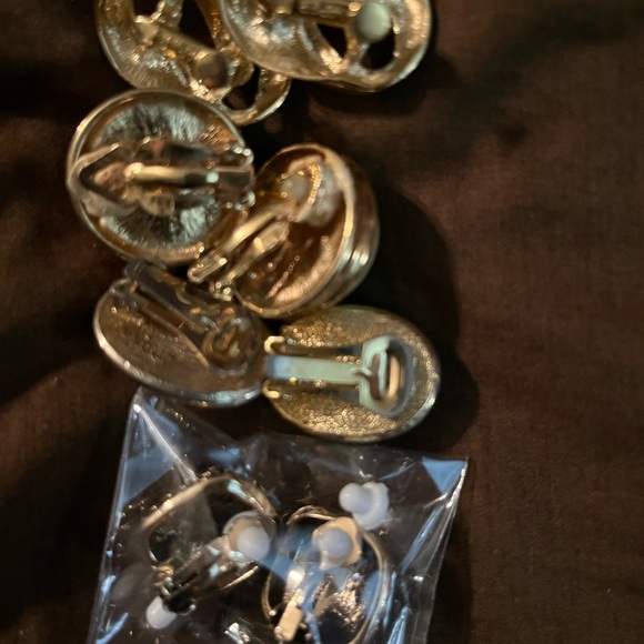 Clip gold earrings - Picture 3 of 3